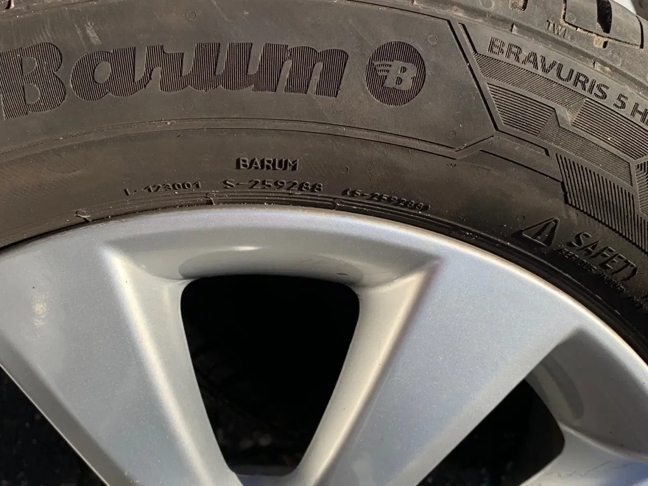 Billede 3 - Nyere dæk på alufælge