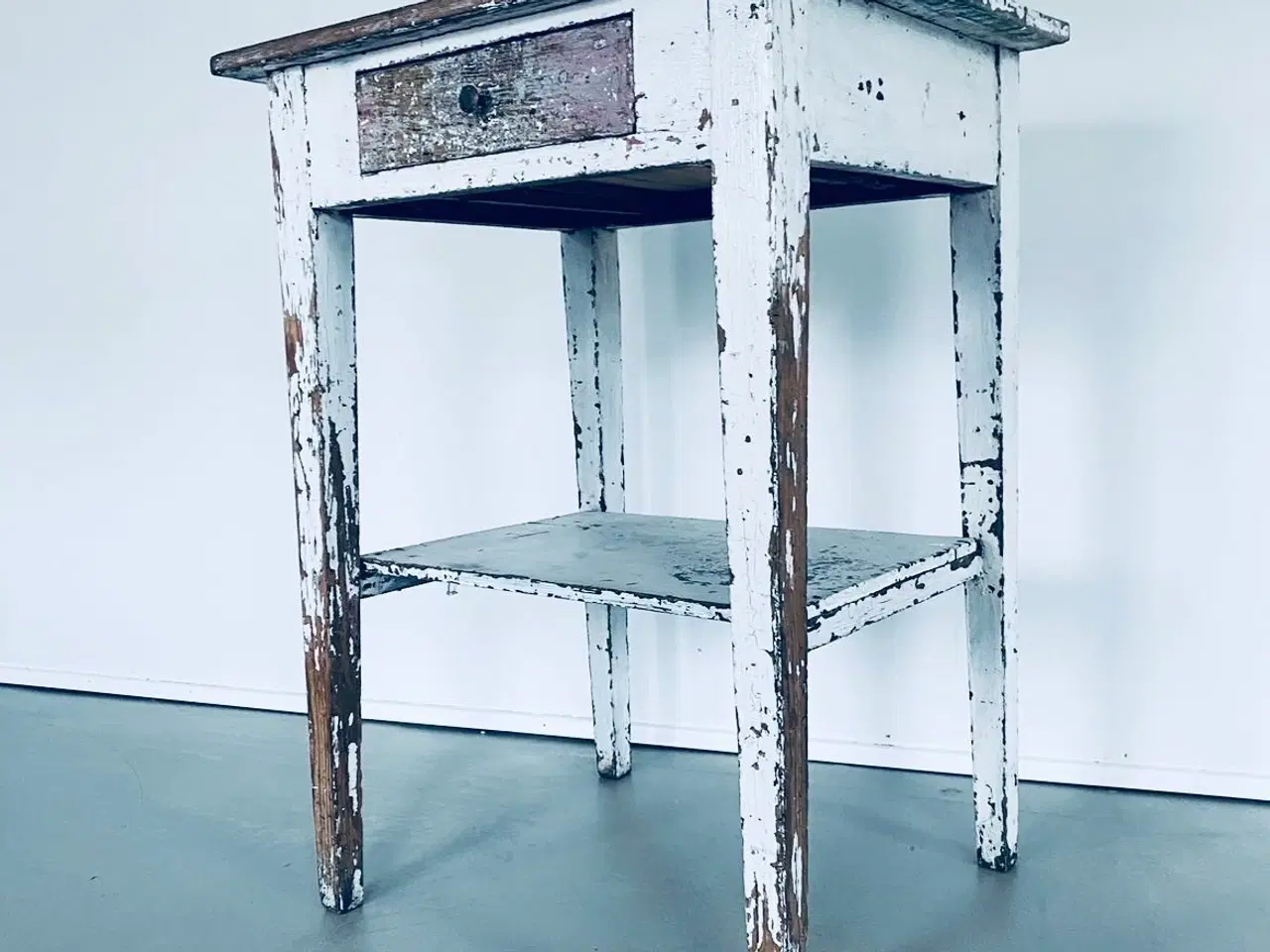 Billede 1 - Dansk boheme bord med udtræk skuffe og hylde