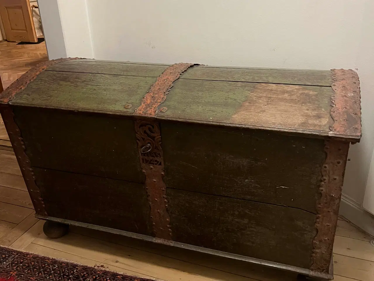 Billede 1 - Gammel dragkiste i træ med jernramme fra 1747