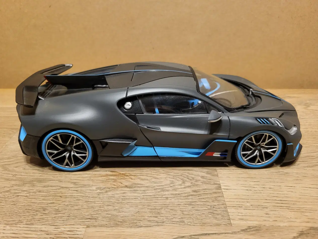 Billede 6 - Modelbil, Bugatti Divo 2018, skala 1/18 Med origin