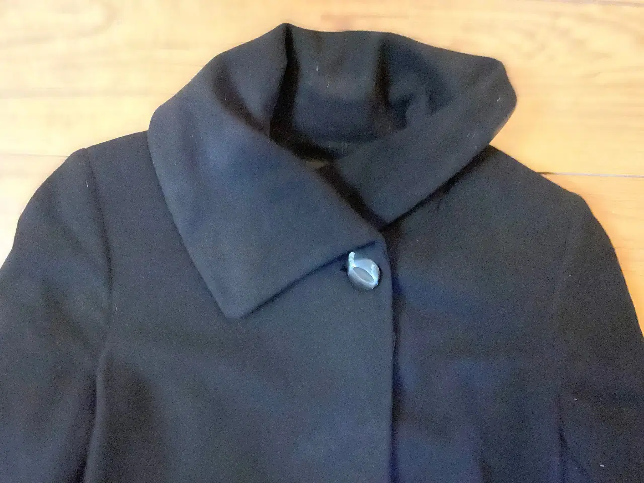 Billede 4 - Hel-lang elegant sort frakke uld str M, 300 kr