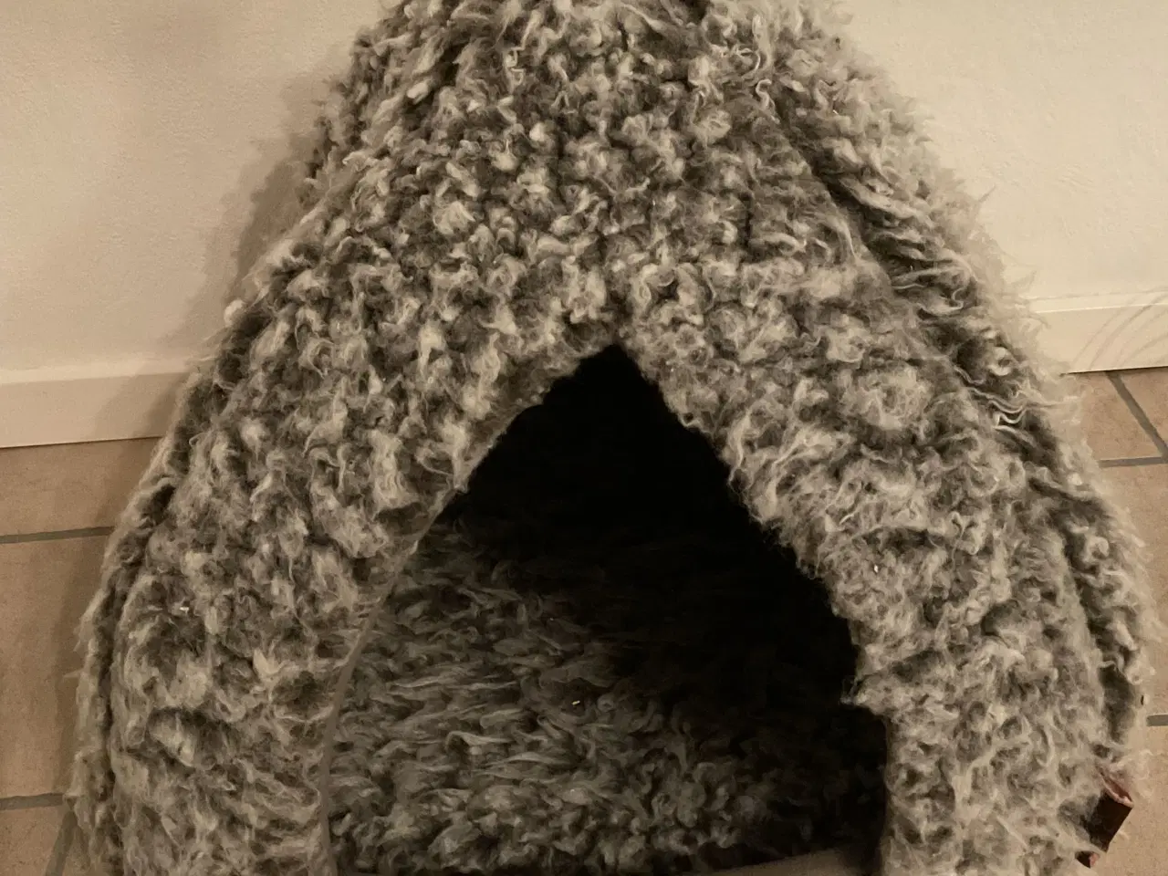 Billede 2 - Hundehus/hule til en lille hund.
