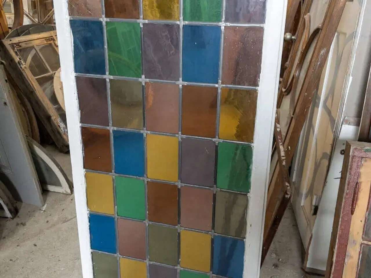 Billede 2 - Smalt, blyindfattet forsatsvindue m. farvet glas
