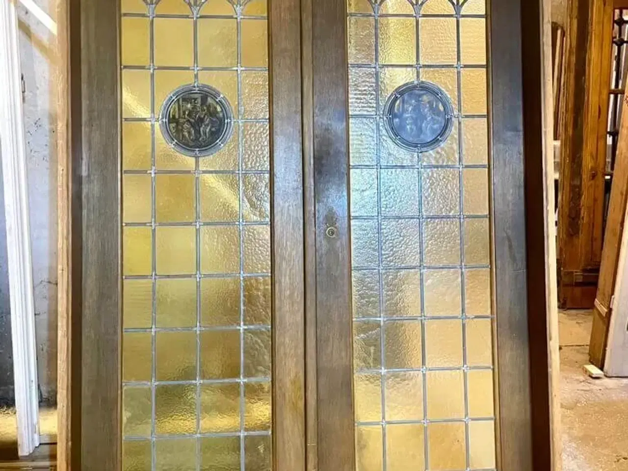 Billede 2 - Sjælden dobbeltdør m. blyindfattede ruder og motiver