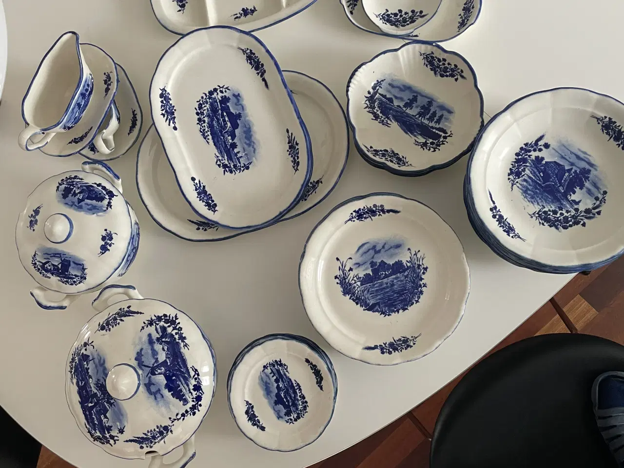 Billede 10 - Steingut spisestel, fade, sovseskåle m.m.