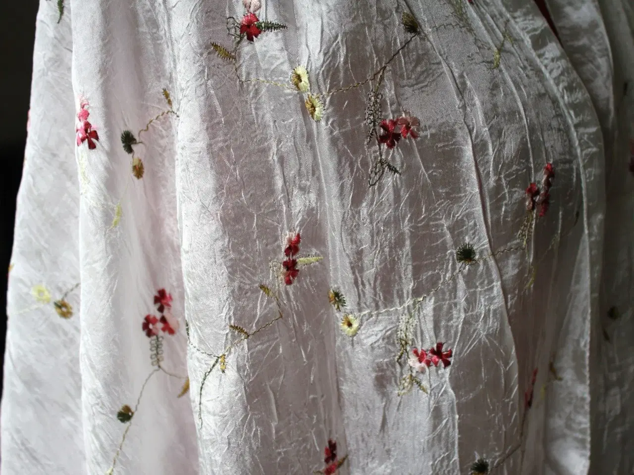 Billede 3 - Silke tørklæde m. broderede blomster