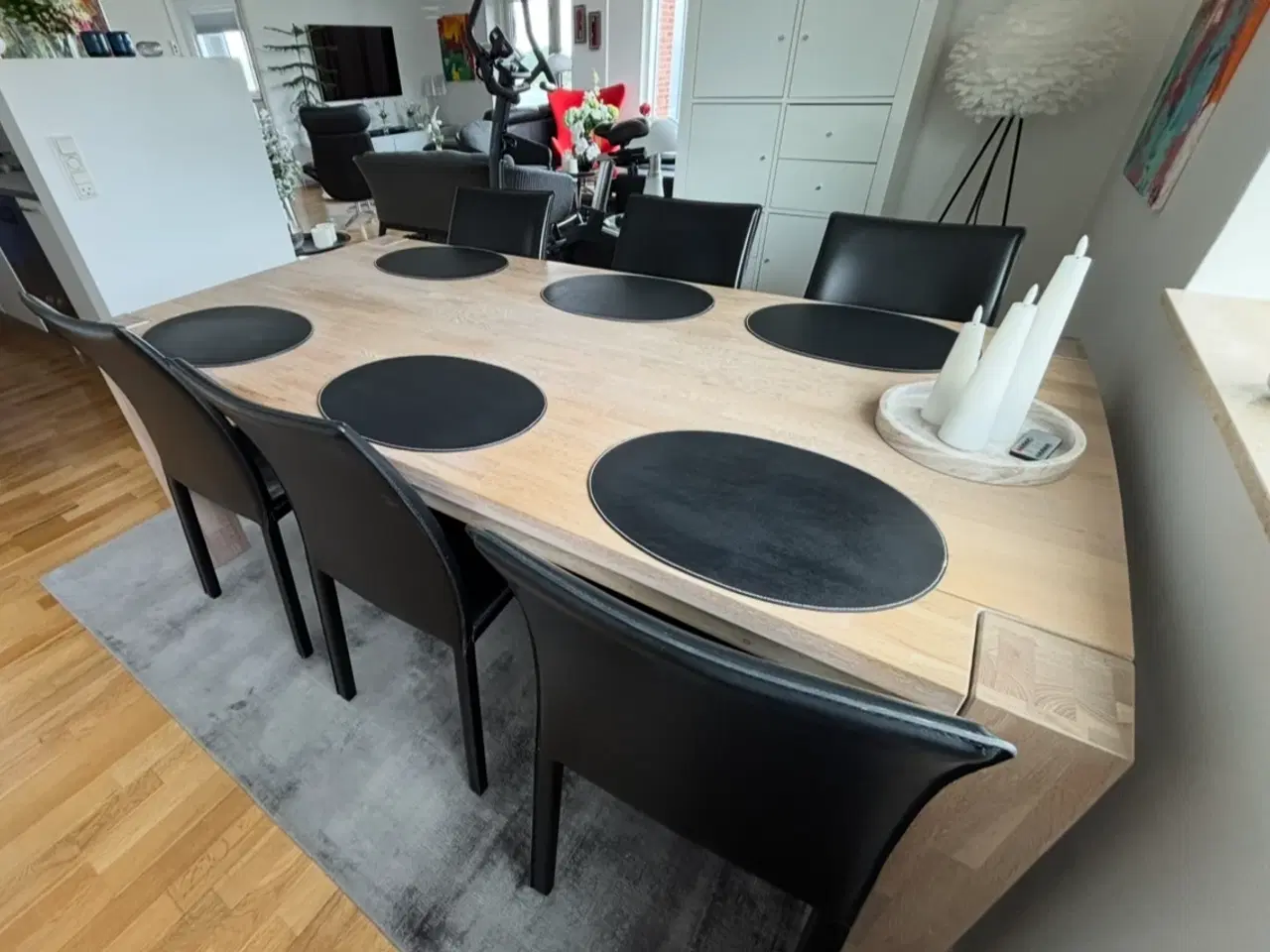 Billede 3 - Lyst plankebord sælges billigt. 
