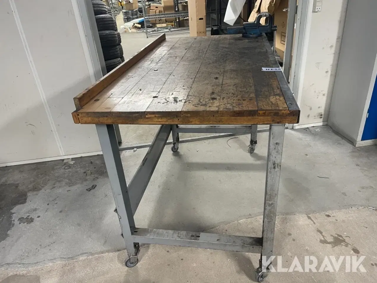 Billede 2 - Arbejdsbord på hjul med skruestik