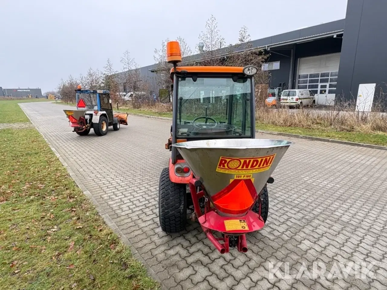 Billede 5 - Kompakttraktor med kost og spreder Kioti CK20 HST