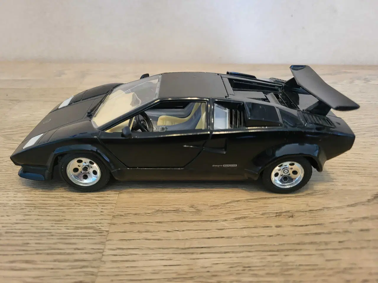 Billede 2 - Modelbil: Lamborghini Countach 1988.  Skala 1:24