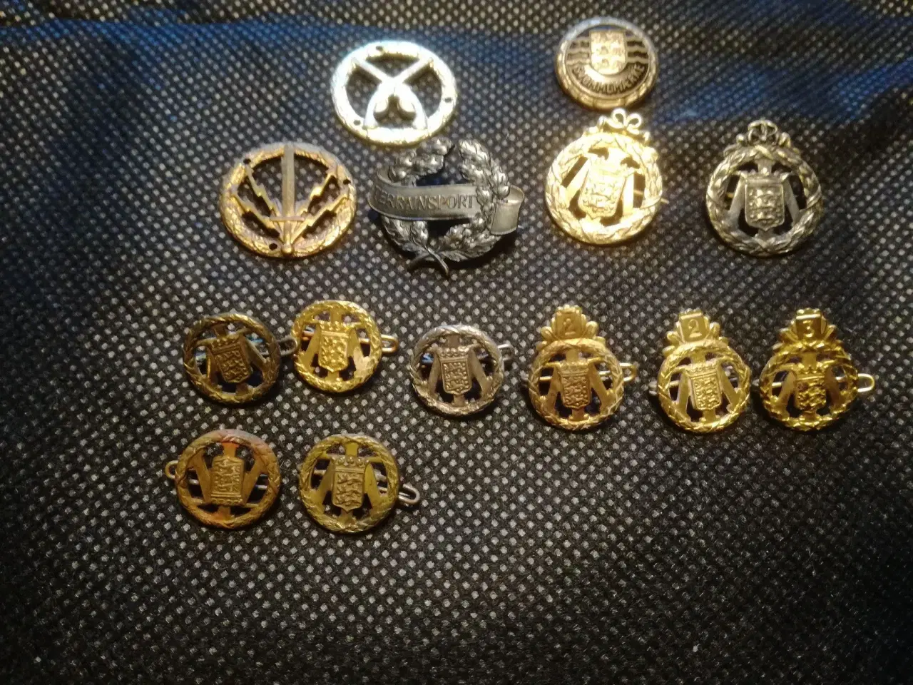 Billede 1 - Militærmærker,pins og medaljer