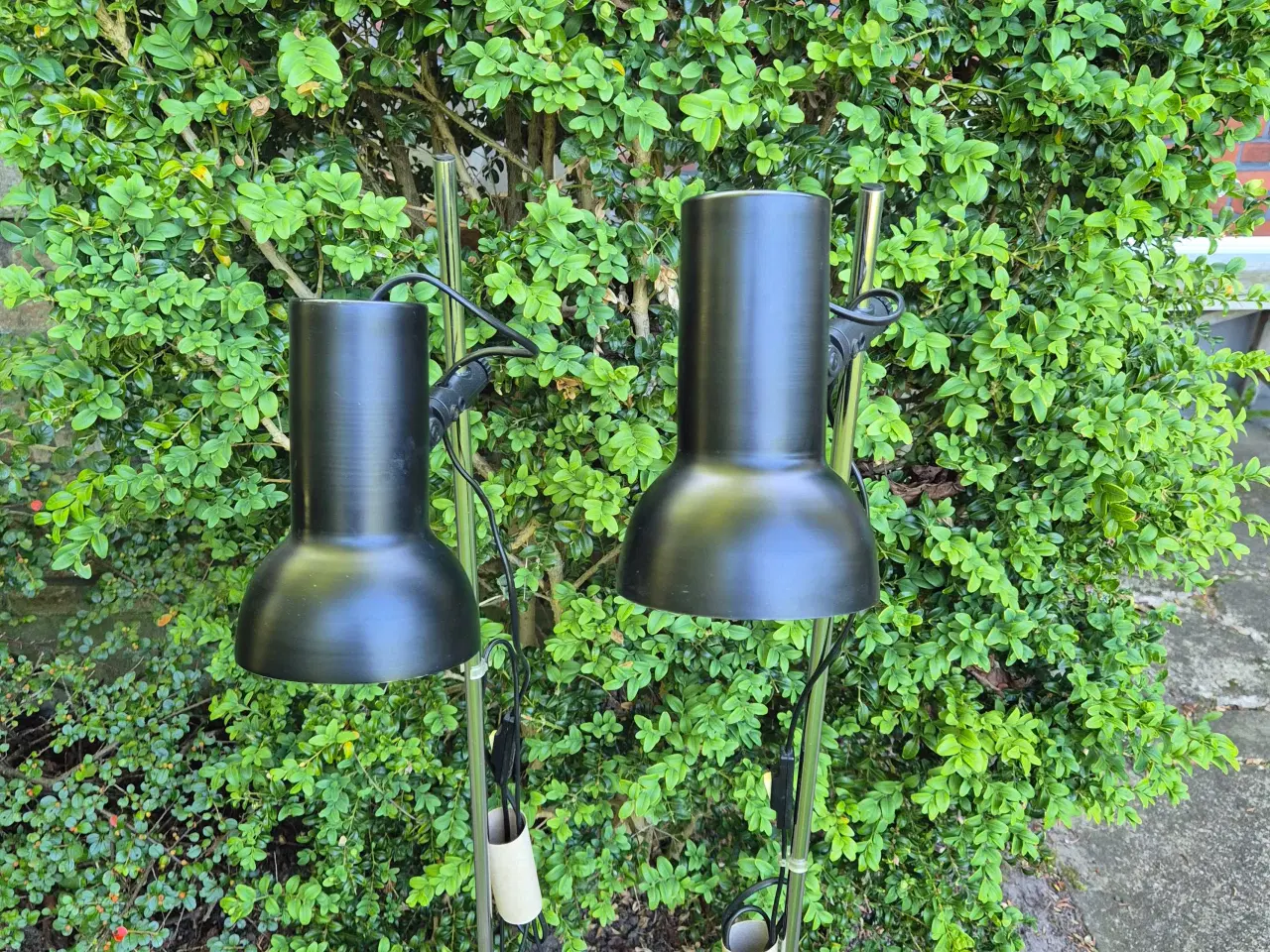 Billede 1 - To ens retrogulvlamper i sort