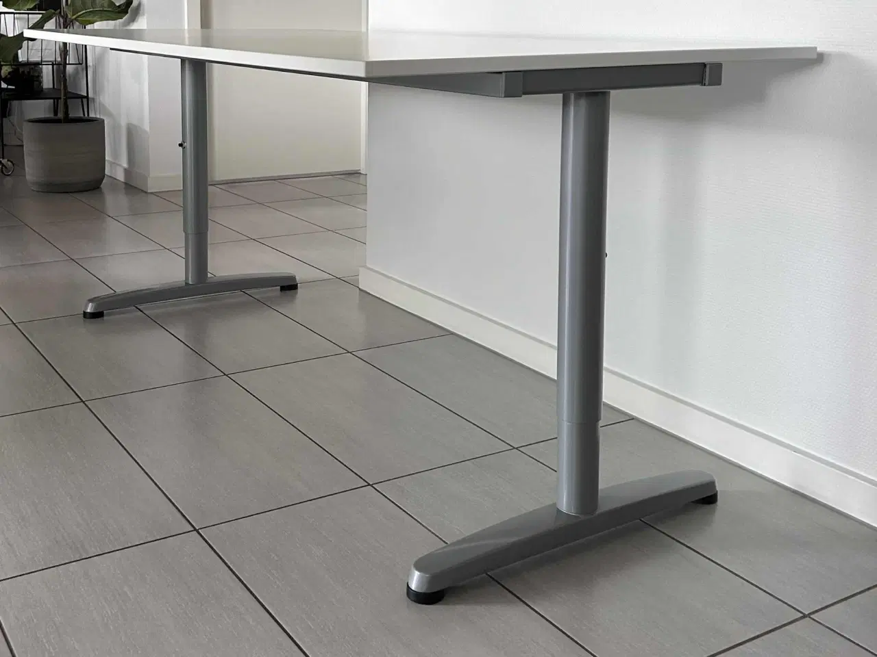 Billede 2 - IKEA Galant skrivebord 160x80 cm - justérbar højde