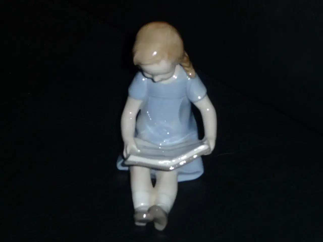 Billede 1 - porcelæns figur af en pige der læser