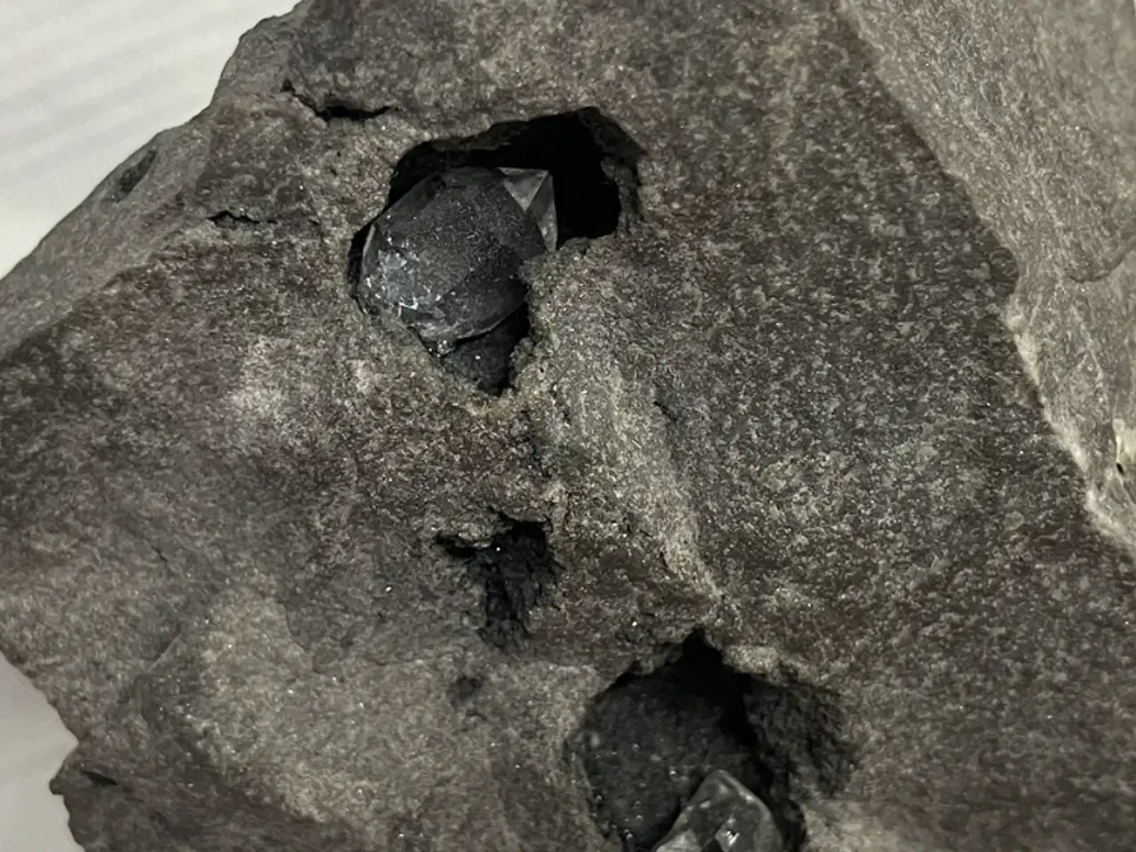 Billede 3 - 2 Herkimer diamant krystaller i grotte 