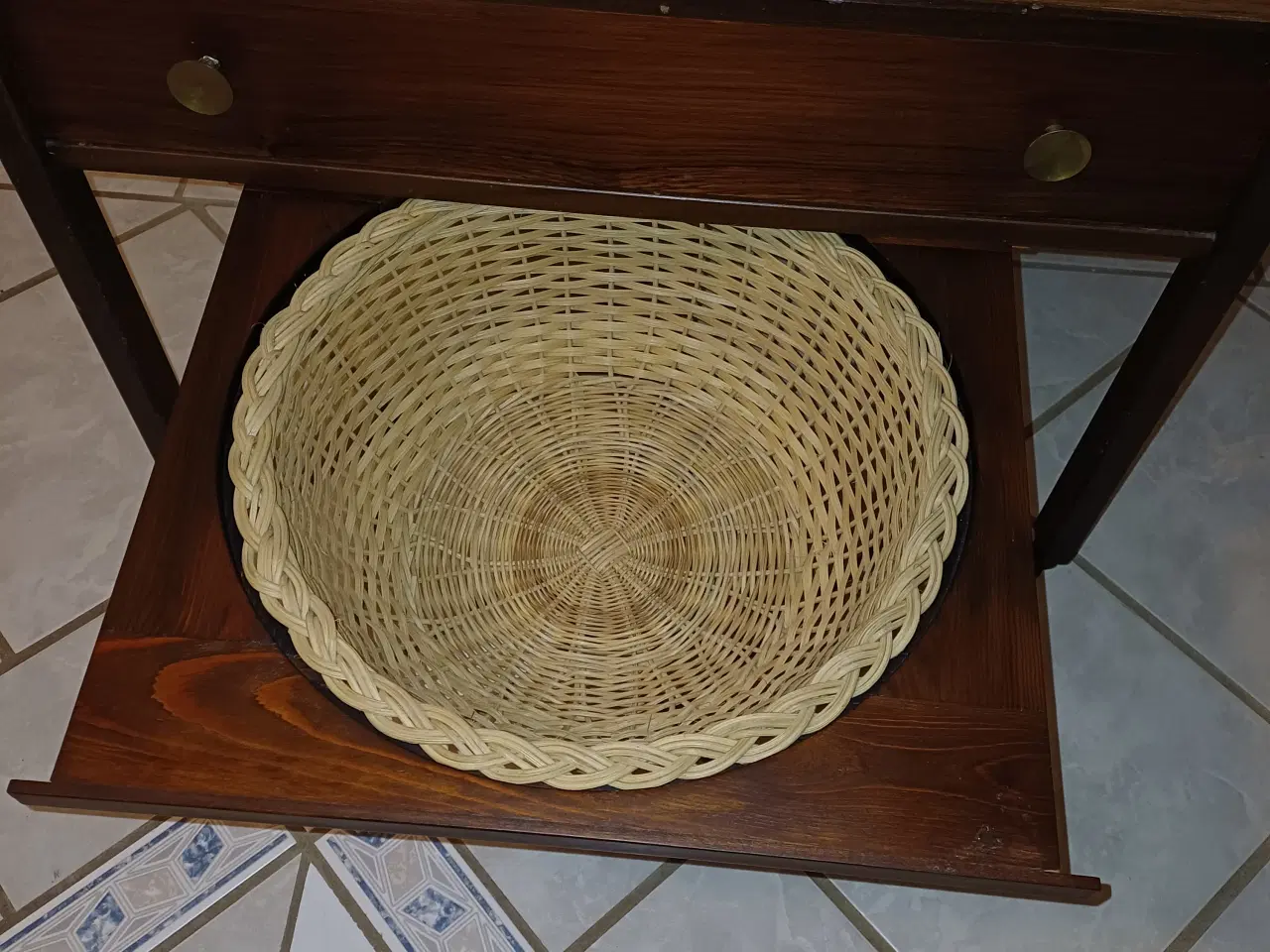 Billede 5 - Sybord i mørkt træ 