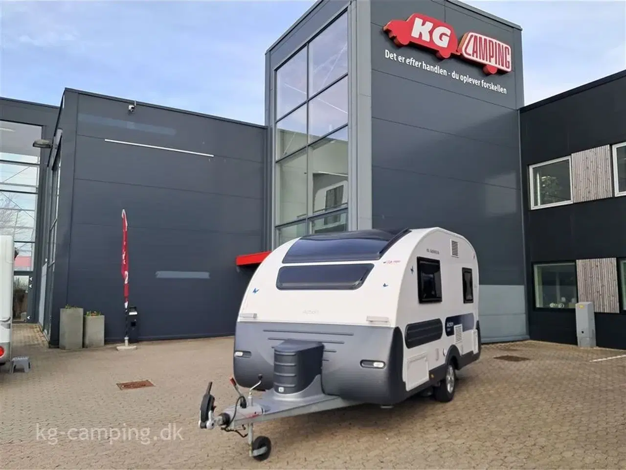 Billede 2 - 2022 - Adria Action 391 LH   Lille let rejse vogn med mover og solsejl. Står yderst velholdt. Alle service overholdt.