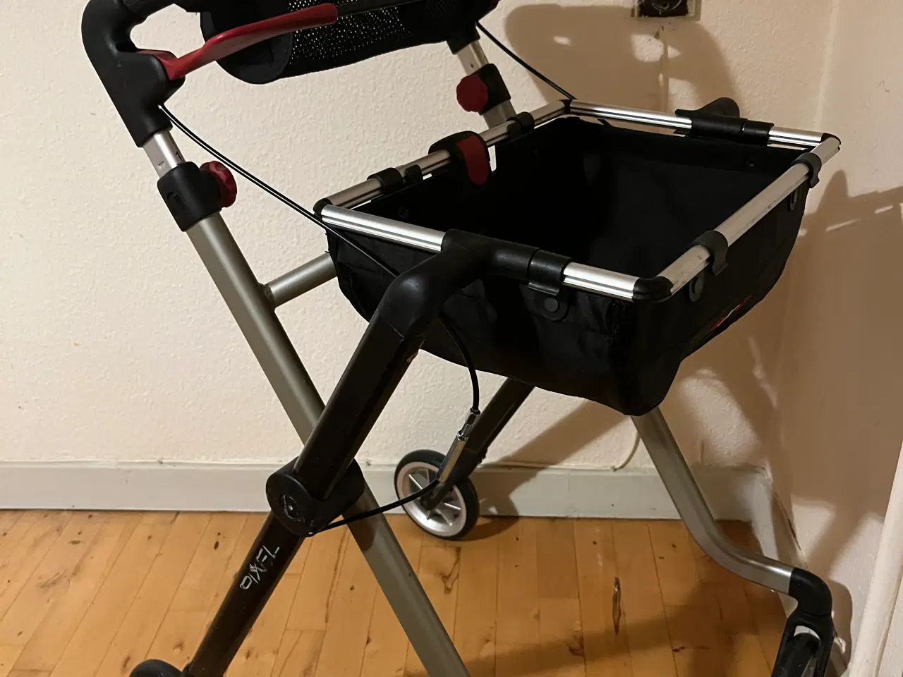 Billede 3 - Letvægts rollator, indendørs.