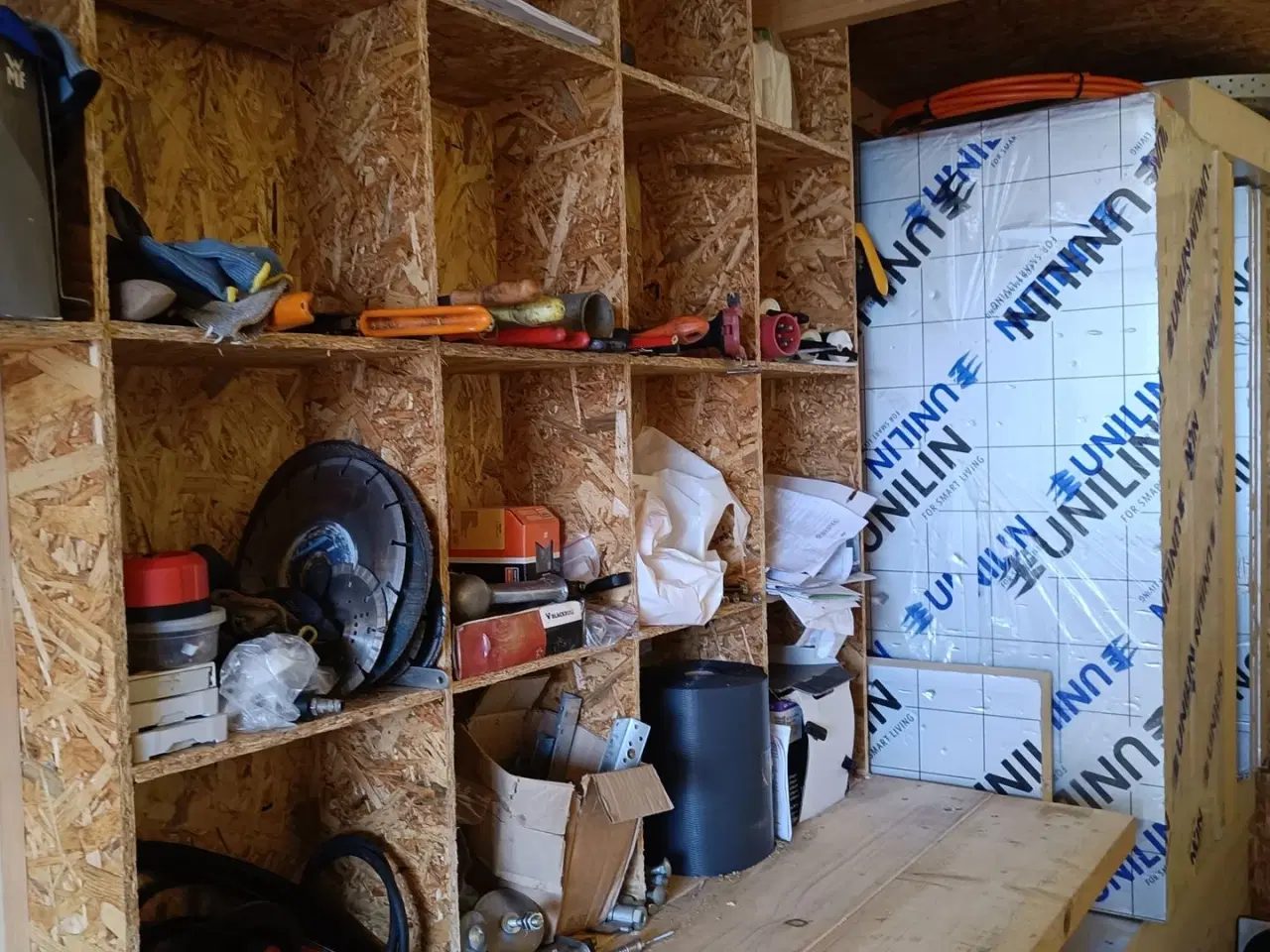 Billede 12 - - - - Container, isoleret, indrettet med bord og hyller