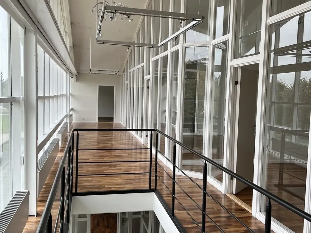 Billede 2 - Stort kontor med Glasfacade