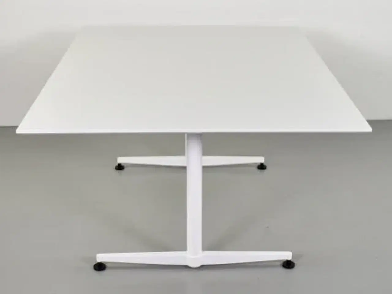 Billede 6 - Konferencebord med hvid plade og hvidt stel