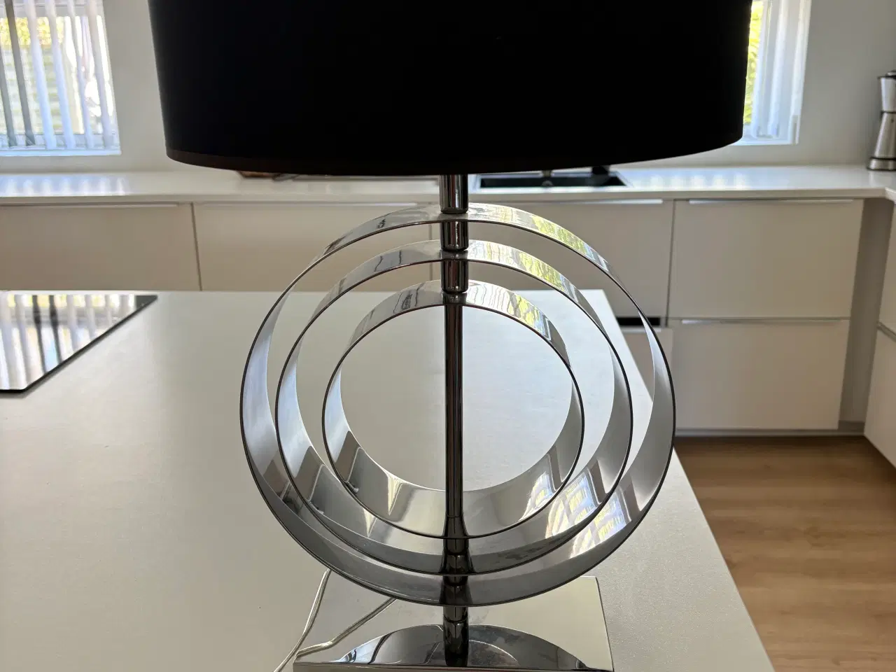 Billede 1 - Bordlampe sølv med sort skærm