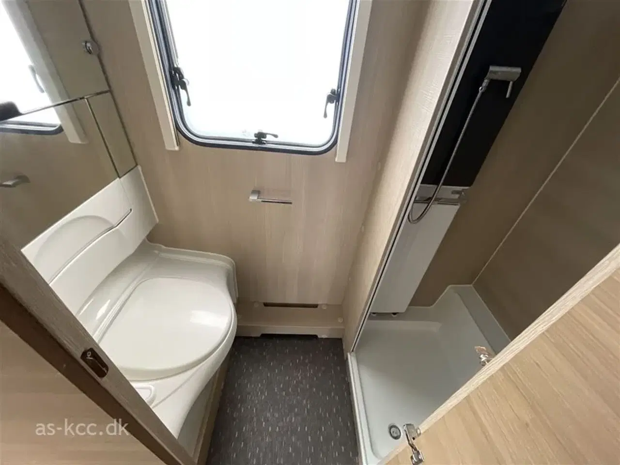 Billede 13 - 2020 - Adria Adora 573 PT Supreme edition   Adria Adora 573 PT Supreme Edition årg. 2020 7 sovepladser, 5 siddepladser. Køjer, dobbeltseng, rundsiddegruppe,  mover, solceller