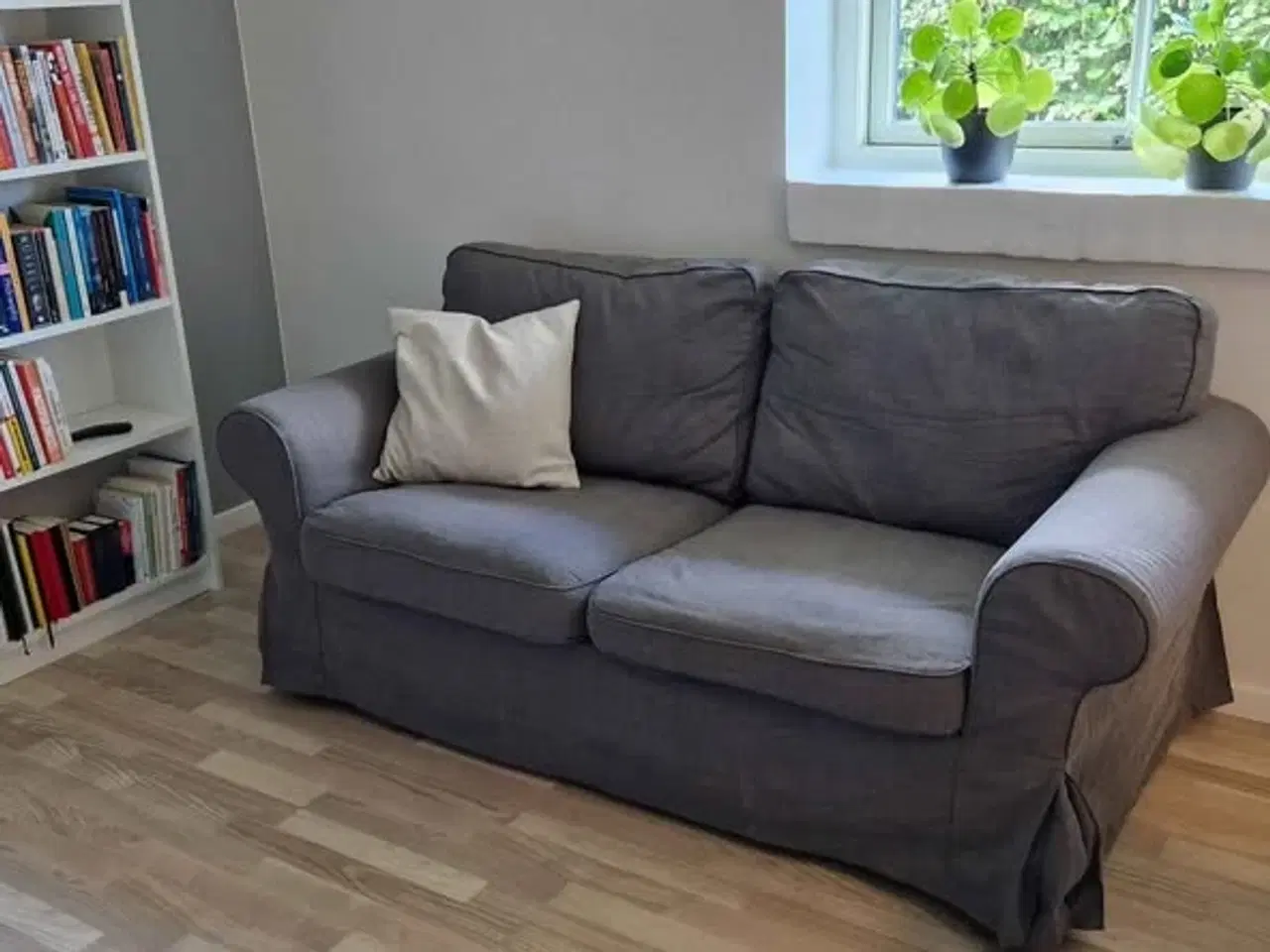 Billede 1 - Ektorp 2 personers sofa (næsten nyt betræk)