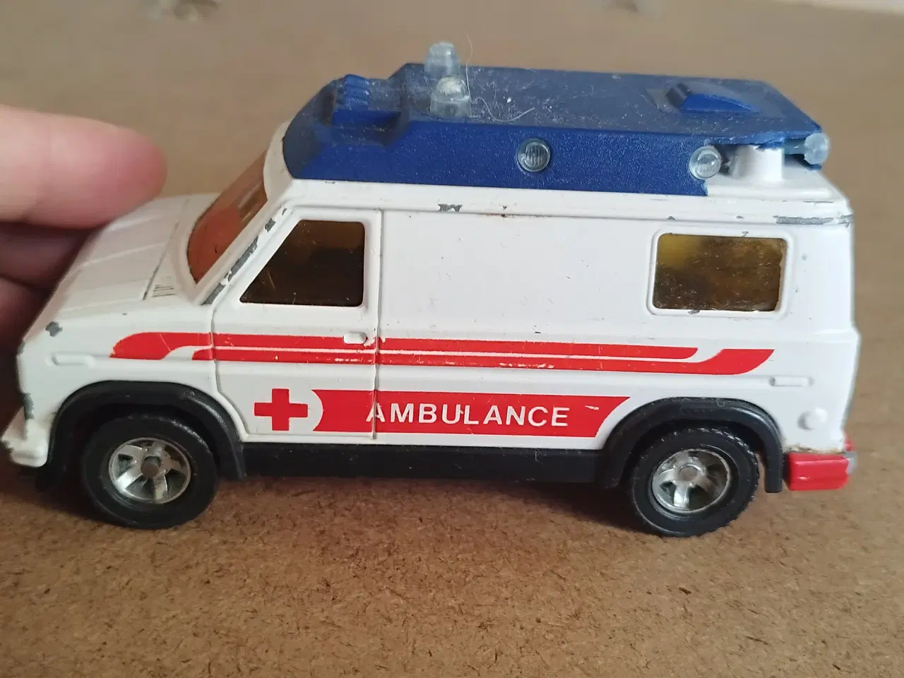 Billede 3 - Ambulance majorette samleobjekt