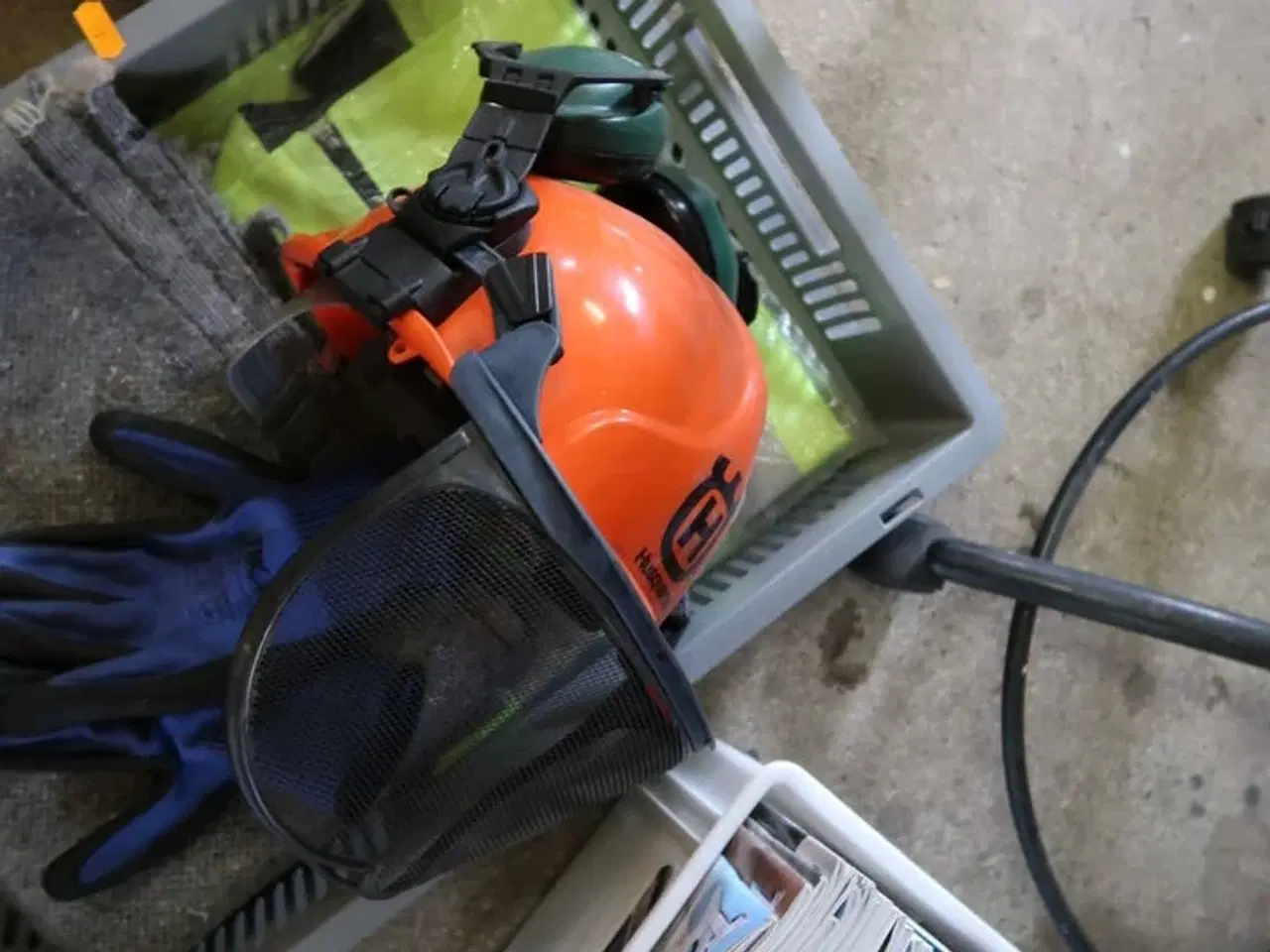 Billede 3 - Sikkerhedshjelm samt høreværn HUSQVARNA