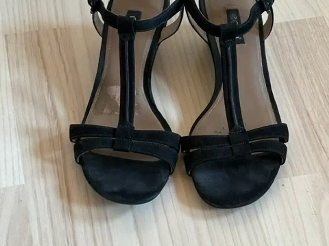 Billede 1 - Ecco sandal med kilehæl, str. 39 brugt få gange
