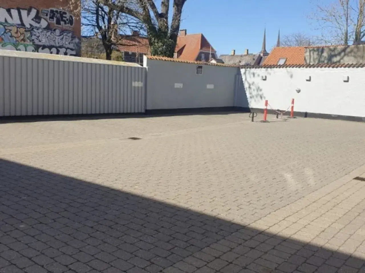 Billede 1 - P-pladser i gården Hersegade 18, 4000 Roskilde