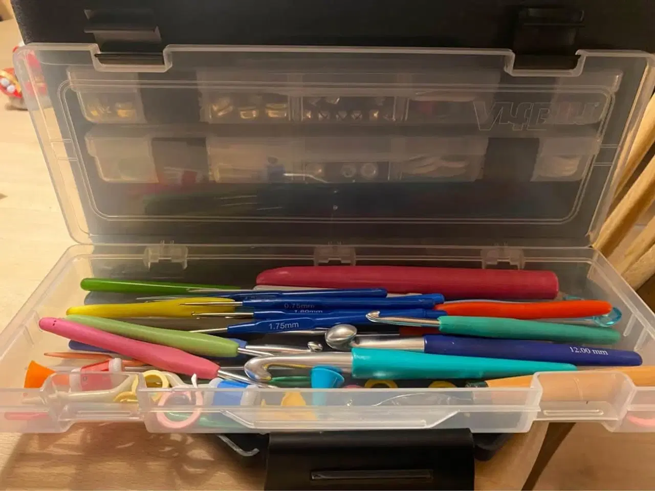 Billede 2 - Værktøjskasse fyldt med indhold til hækle og strik