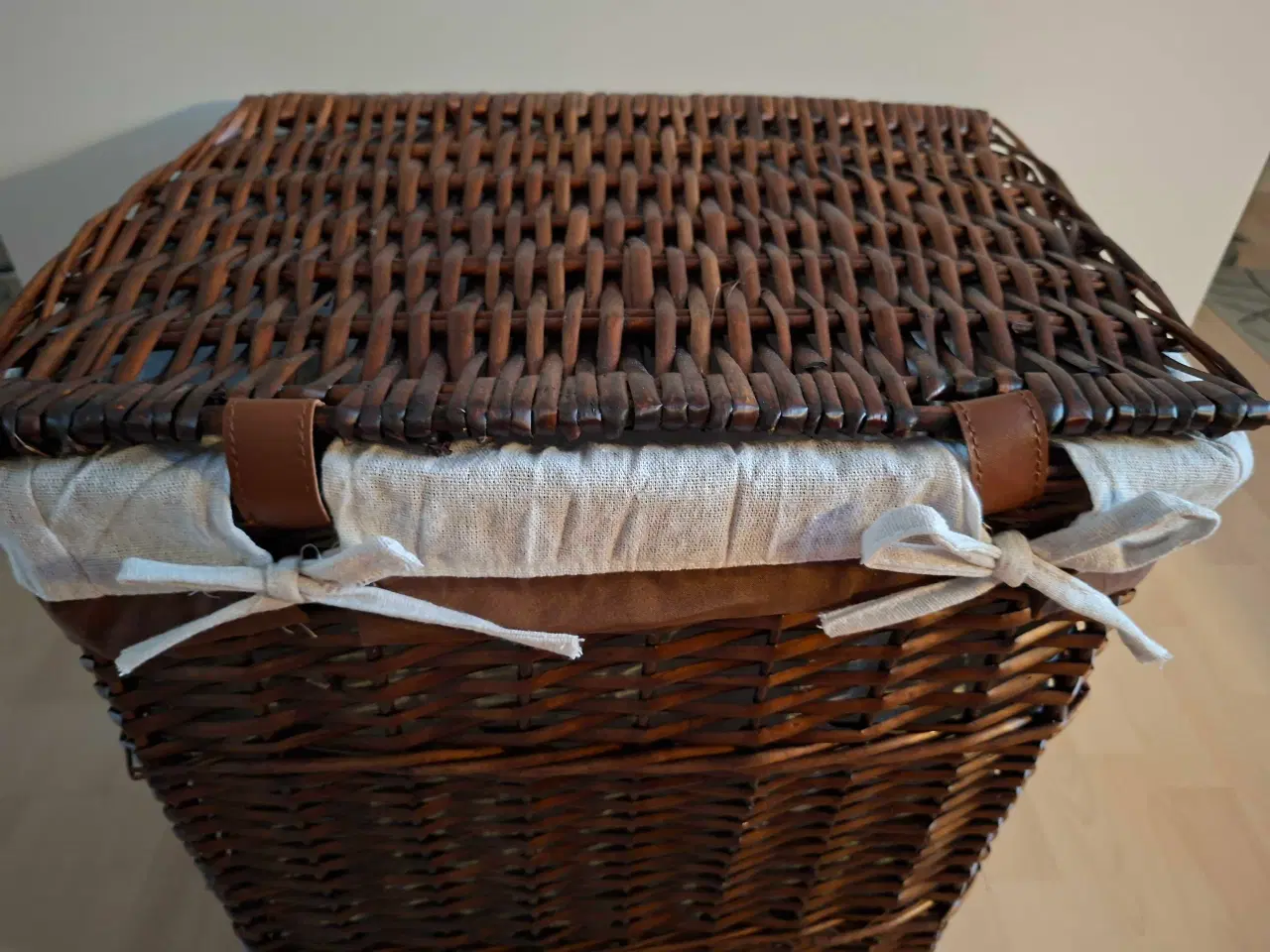 Billede 4 - Vasketøjskurv i mørkt pil