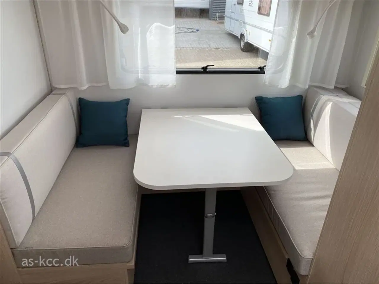 Billede 13 - 2025 - Adria Aviva 492 LU Adria Aviva 492 LU årg. 2025 med siddegruppe og 2 enkeltsenge med udtræk 5 sovepladser og 4 siddepladser