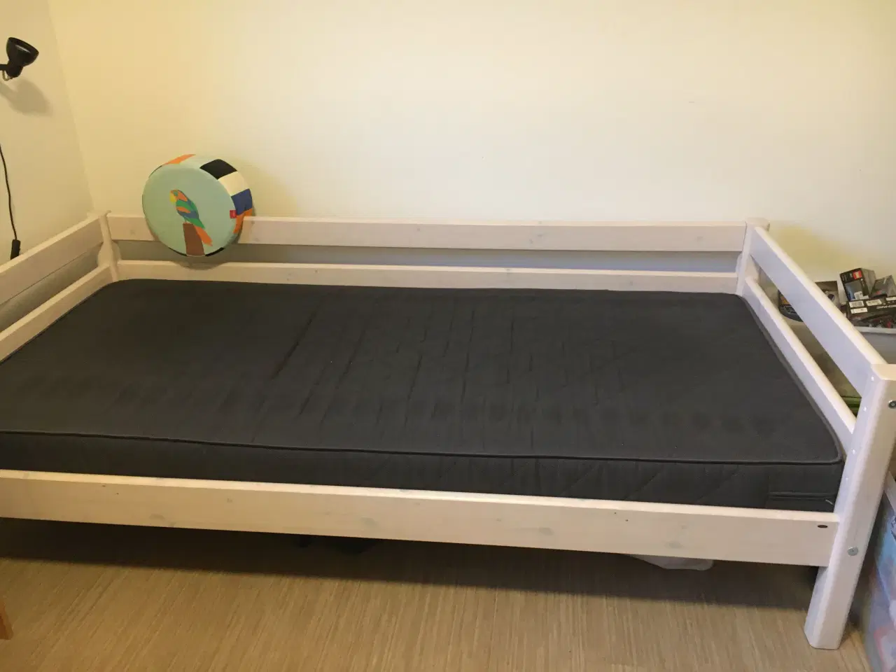 Billede 4 - FLEXA seng med madras og sengehest: barn fra 3 år