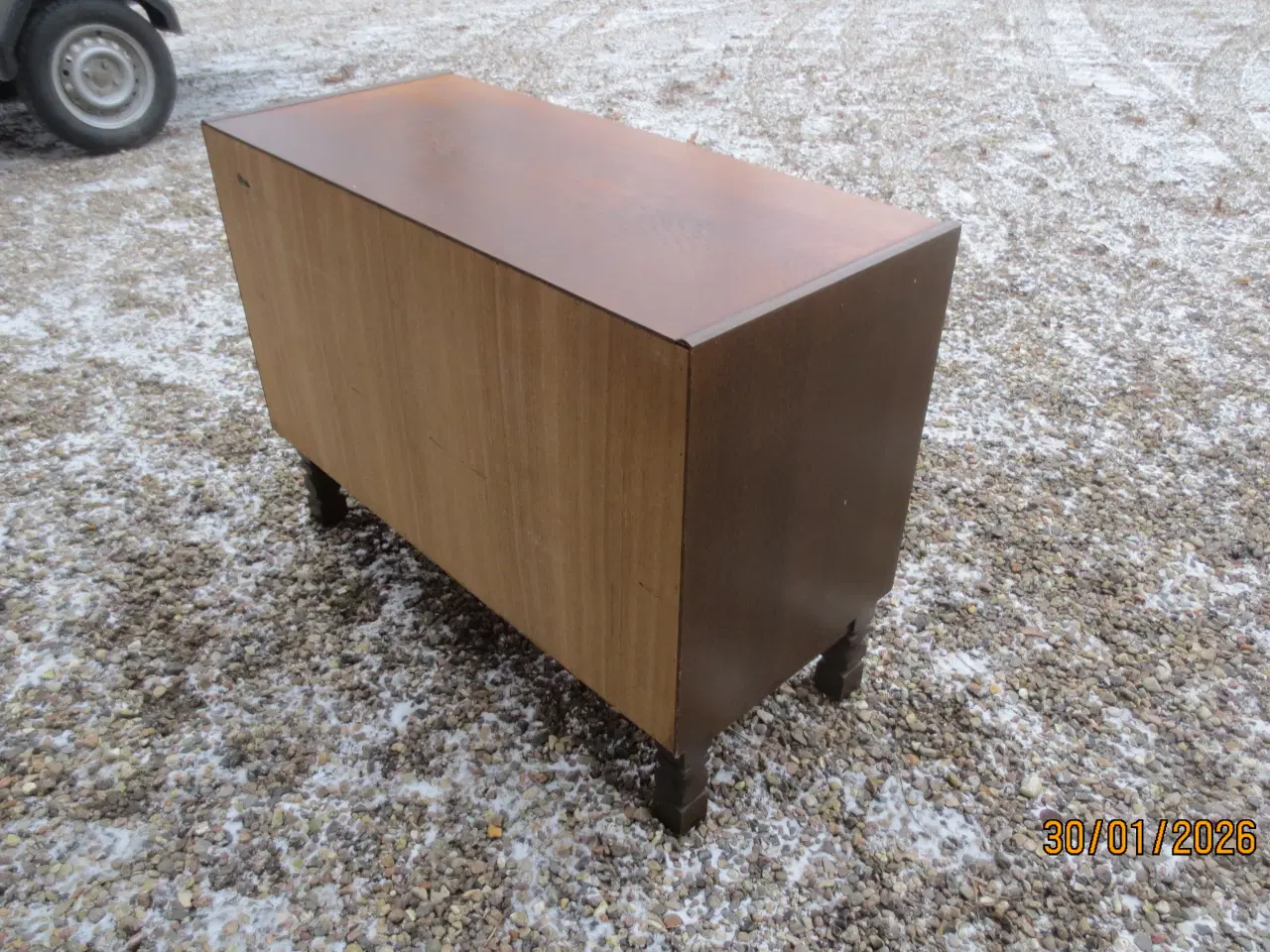 Billede 2 - 1 stk Skab med 2 låger og hylder