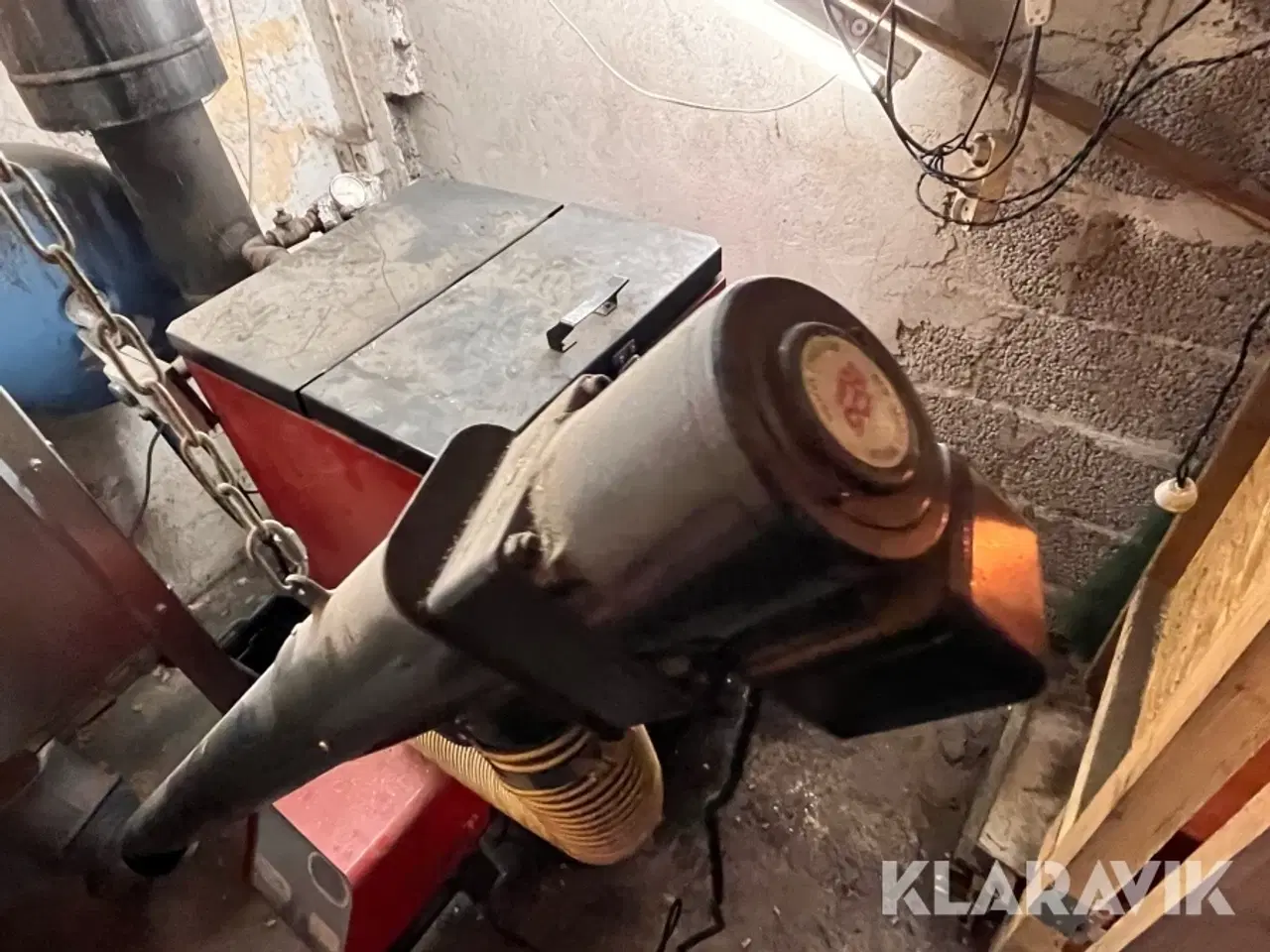 Billede 7 - Pillefyr med silo og skorsten