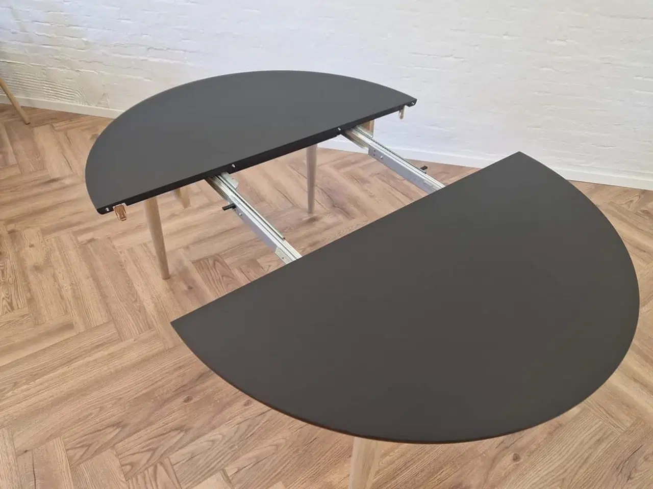 Billede 8 - Ny spisebord med nye stole.