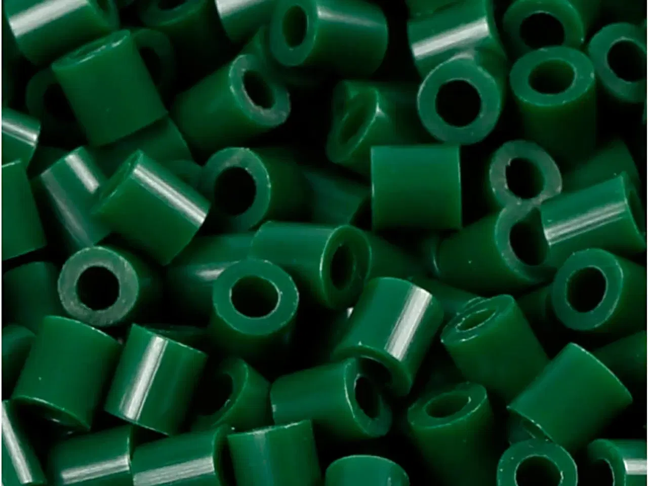 Billede 1 - PhotoPearls, str. 5x5 mm, hulstr. 2,5 mm, medium, mørk grøn (9), 1100stk./ 1 pk.
