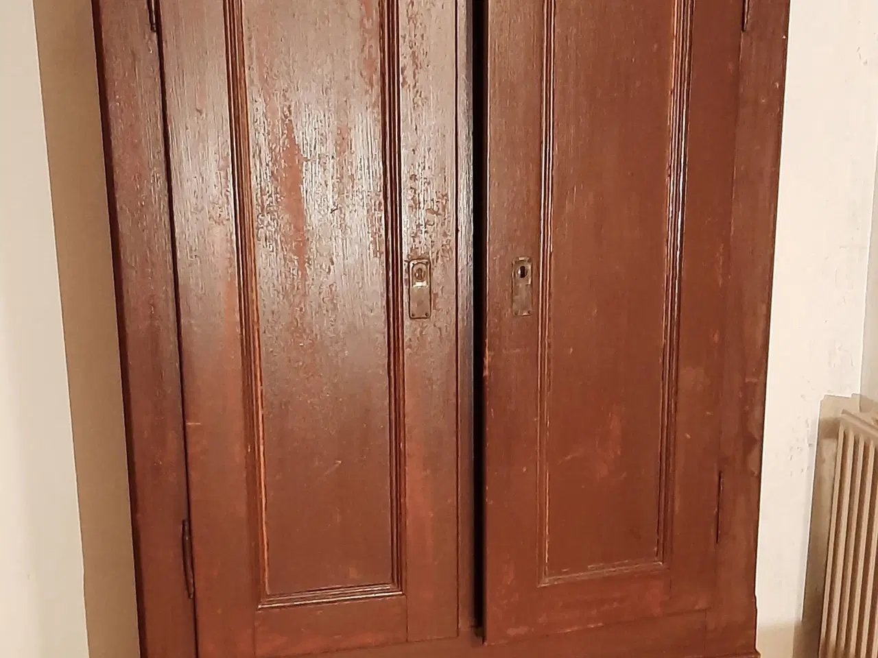 Billede 1 - Fin karlekammerskab i fyrtræ.