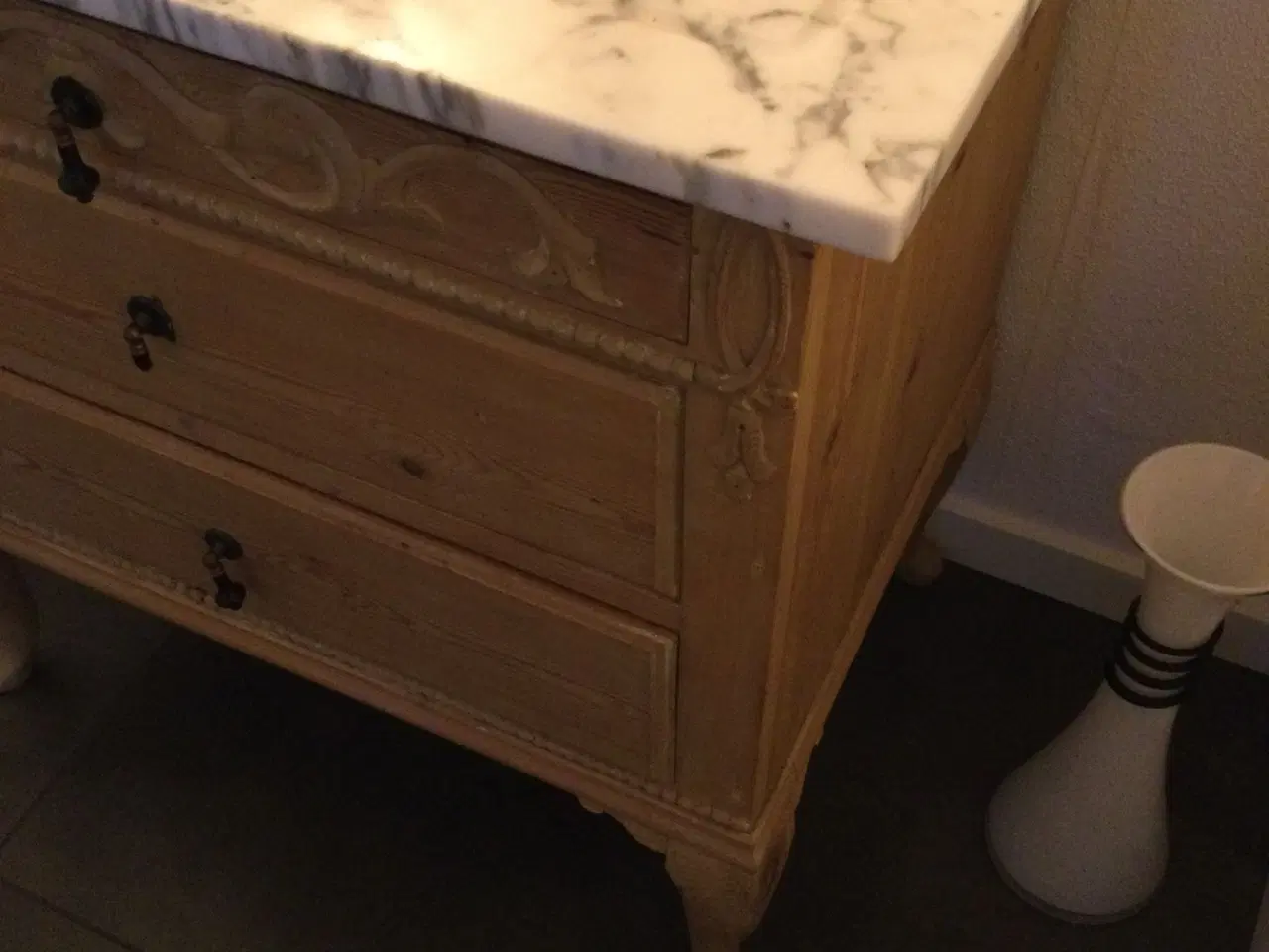 Billede 3 - Kommode i træ med udskæringer