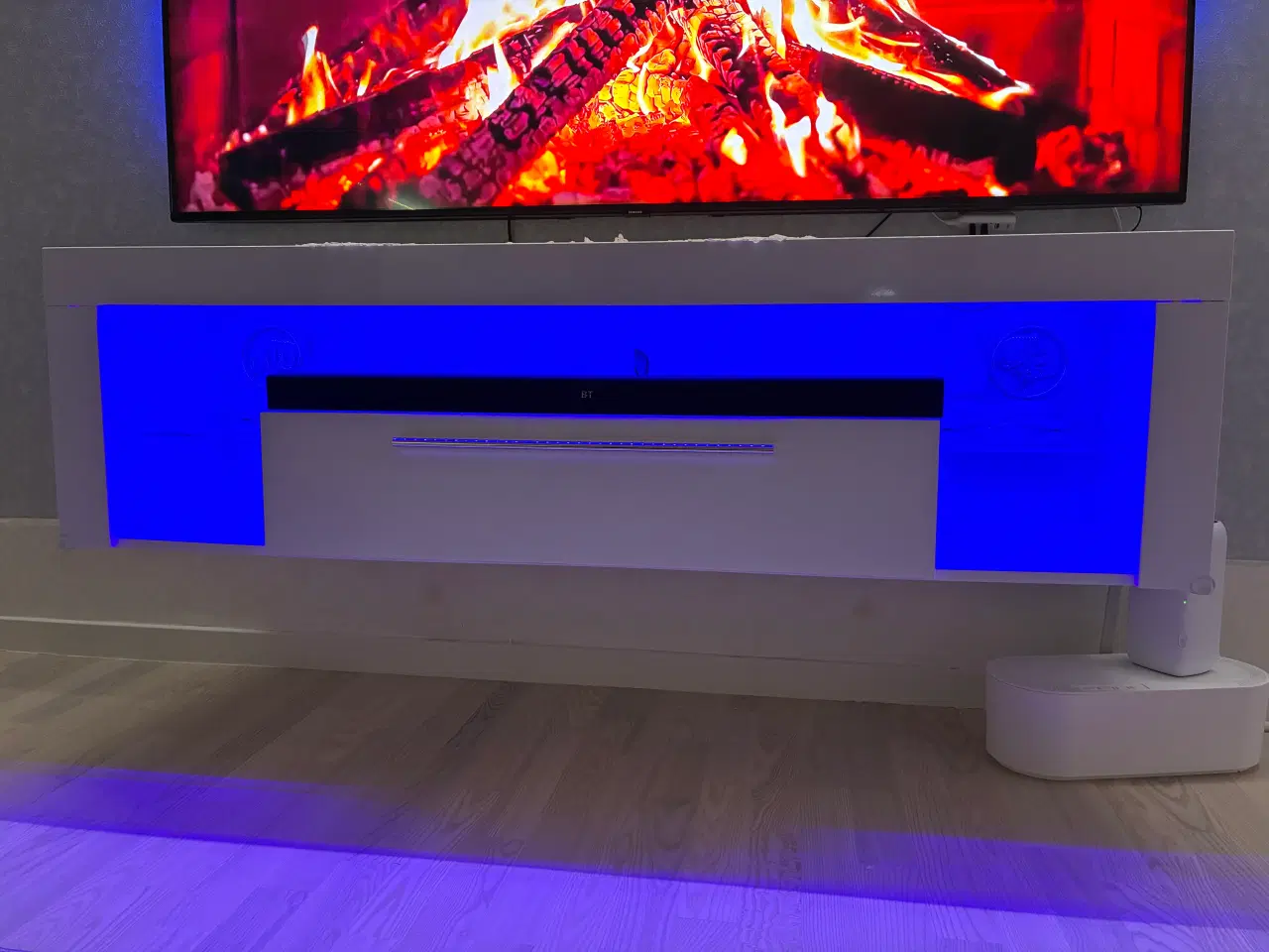 Billede 2 - TV bord i hvid højglans med blå led lys