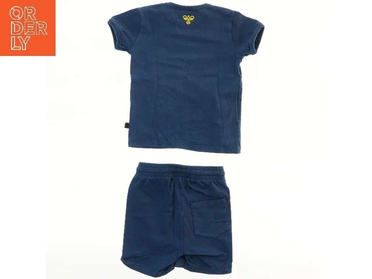 Billede 2 - T-shirt og shorts sæt fra Hummel fra Hummel (str. 92)