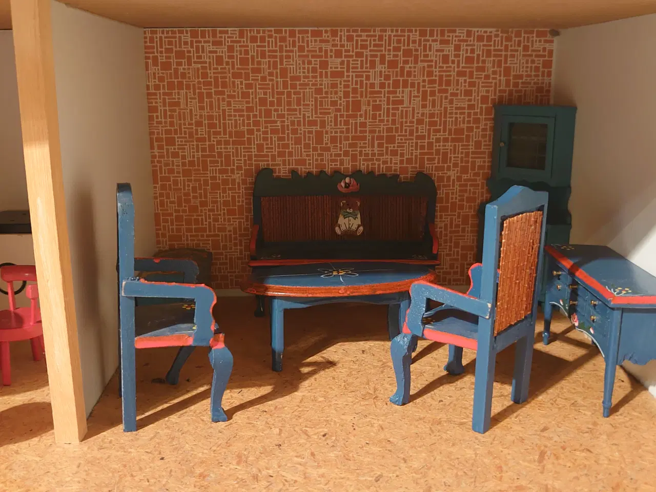 Billede 5 - Ældre velholdt dukkehus med 28 træmøbler