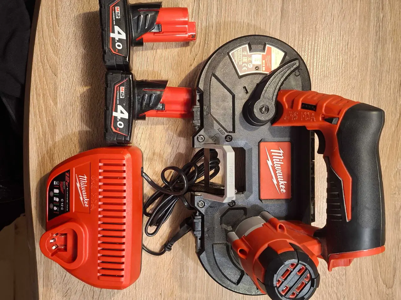 Billede 1 - Milwaukee M12 båndsav + 2x 4.0Ah batteri, lader og