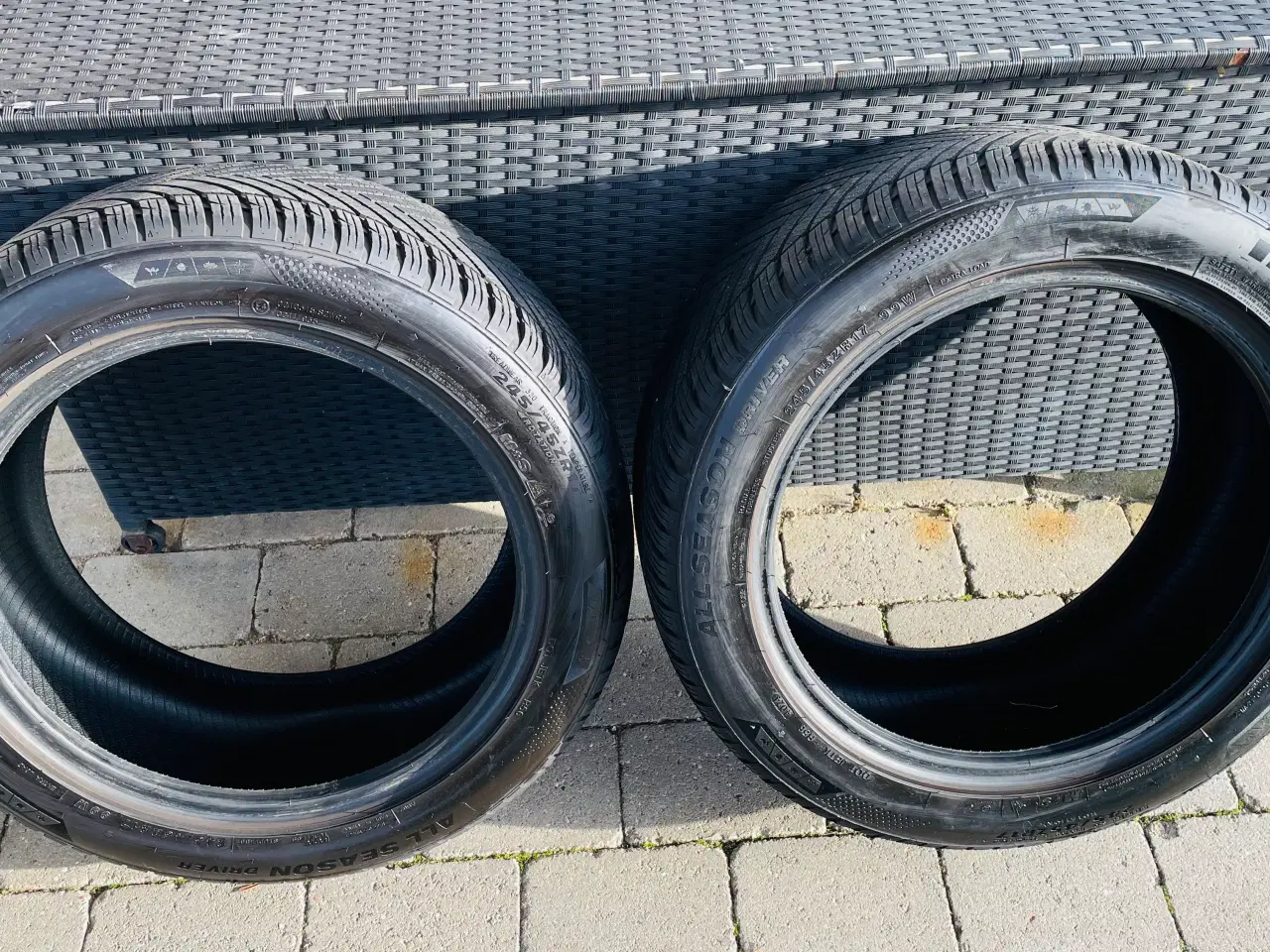 Billede 1 - To helårsdæk 245/45/17 nye