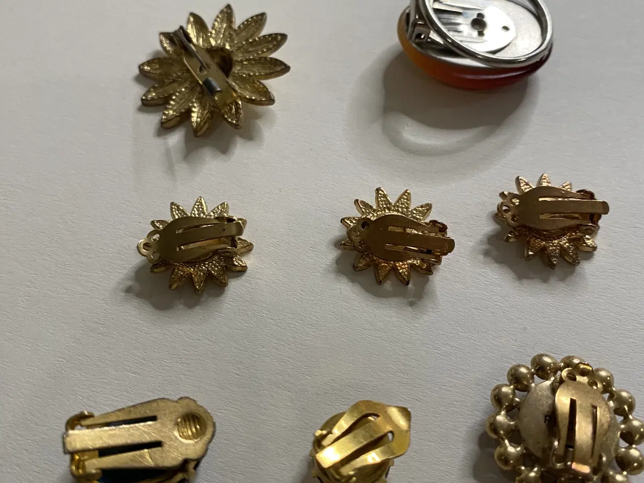 Billede 4 - Øreringe forgyldt og broche