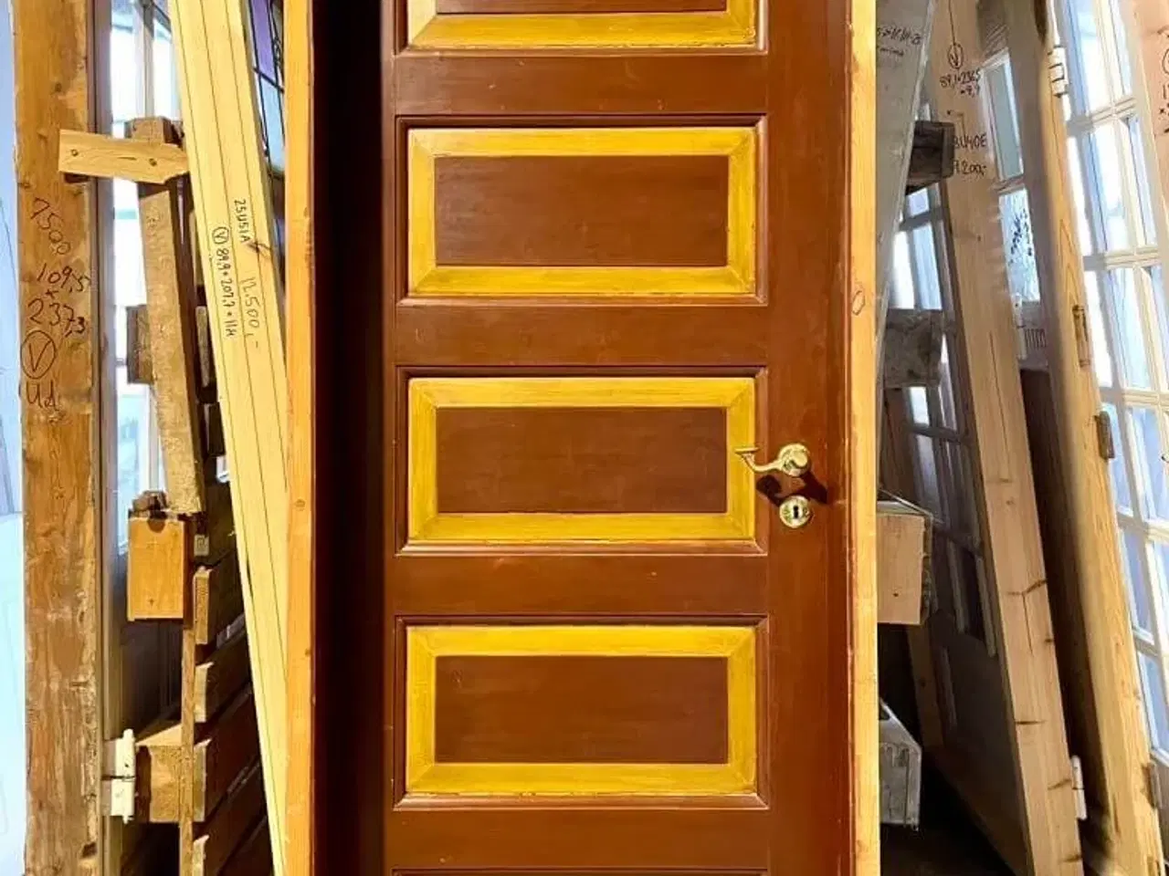 Billede 2 - Klassisk fyldningsdør m. karm og mørke farver