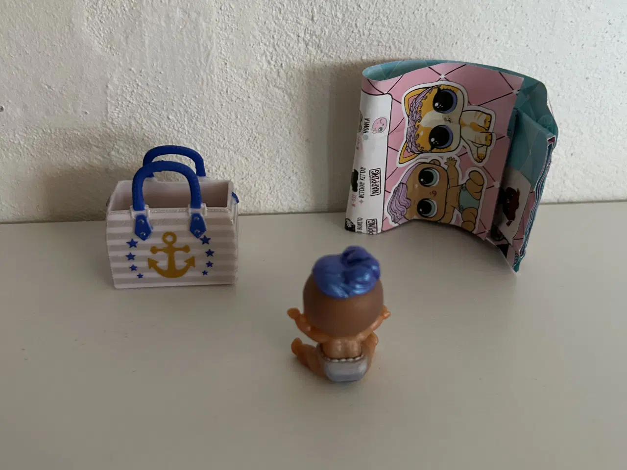 Billede 2 - L.O.L dukke med tilbehør